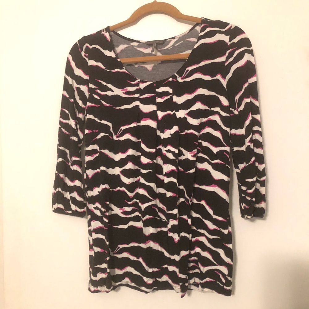 Kristin Davis 3/4 black, pink, white top, Small
